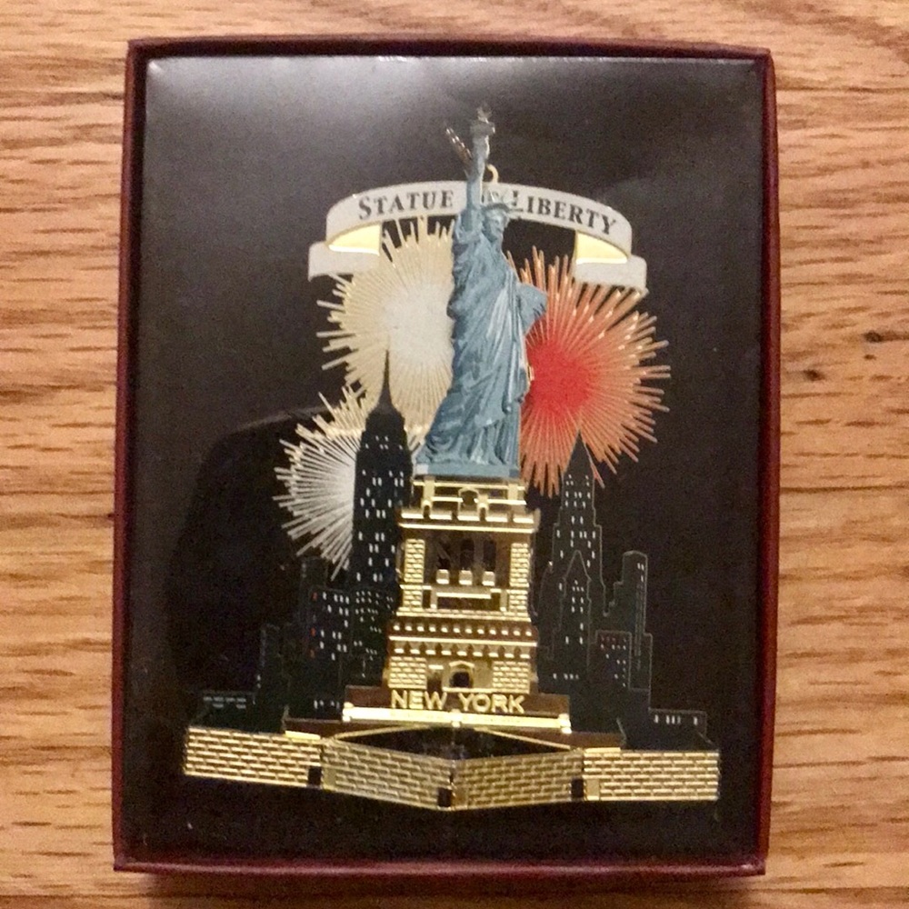 NATION’S TREASURES Ornament